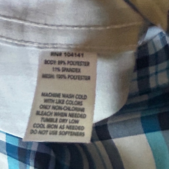 NWOT Field and Stream size Large blue plaid fishing shirt. Vented. Great colors! - Picture 10 of 11